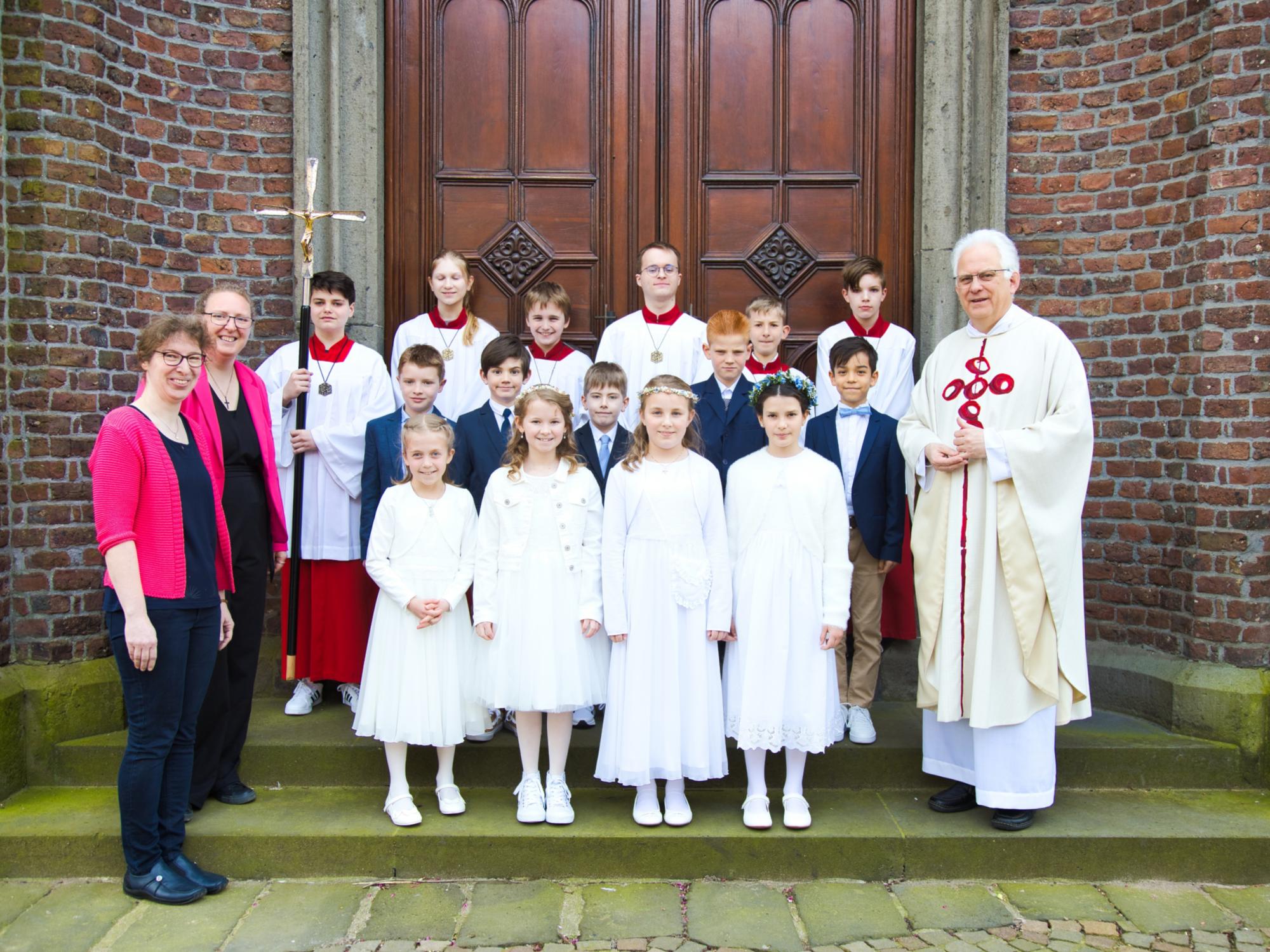 2024 Erstkommunion St. Hubertus Kinder Gruppenbild